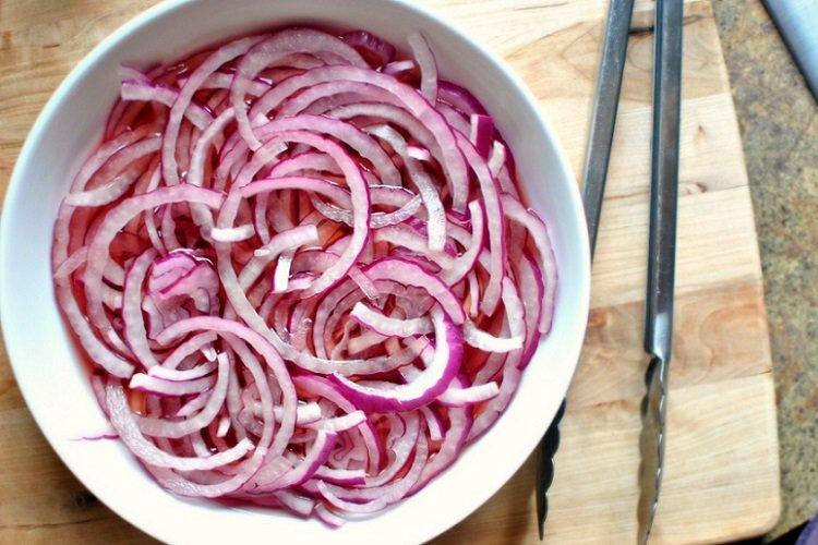 Oignons Kebab marinés au gingembre et miel