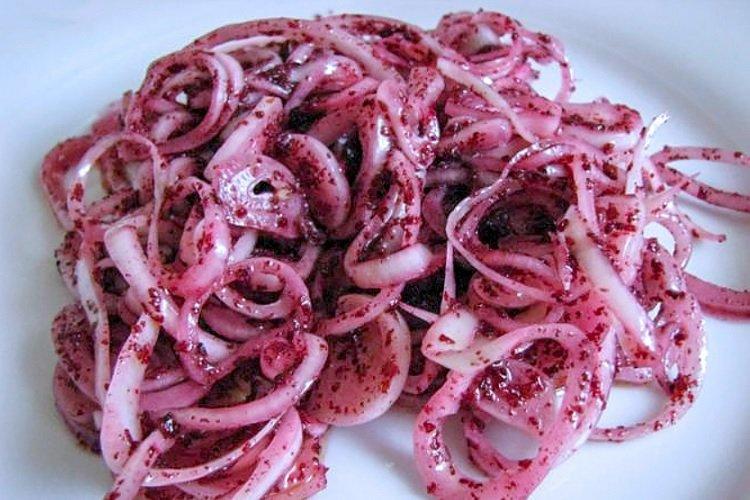 Oignons marinés au sumac