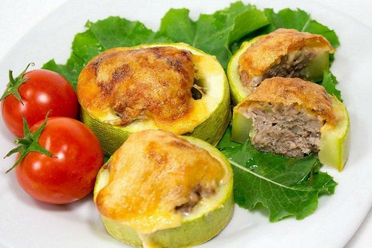Courgettes avec viande hachée et fromage au four