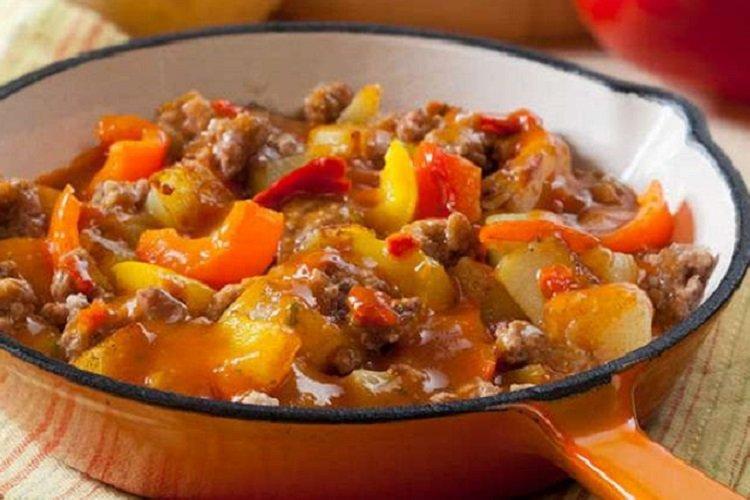 Courgettes frites avec viande hachée et tomates