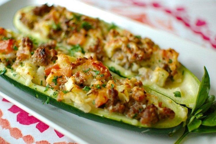 Bateaux de courgettes au four avec de la viande hachée
