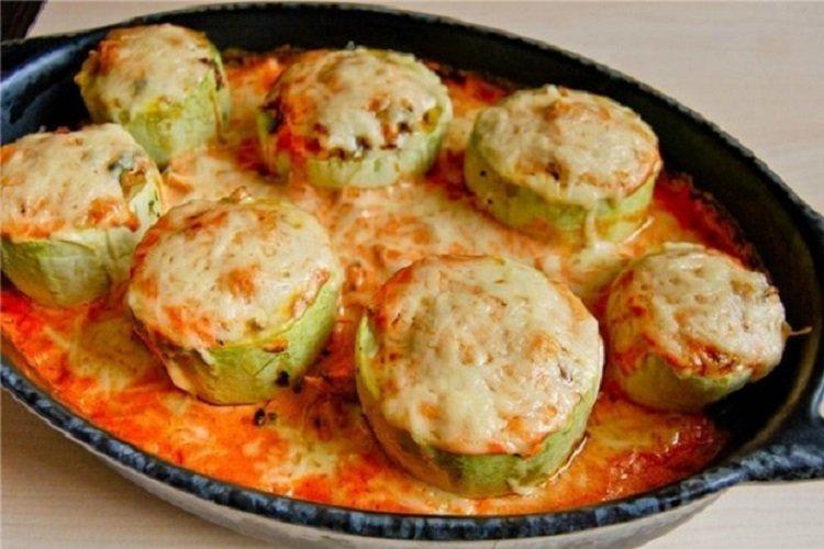 Courgettes à la viande hachée à la sauce tomate