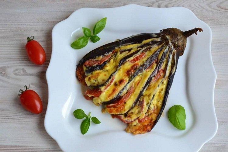 Aubergine au fromage et tomates sur le grill