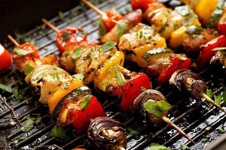 Légumes grillés sur des brochettes en bois