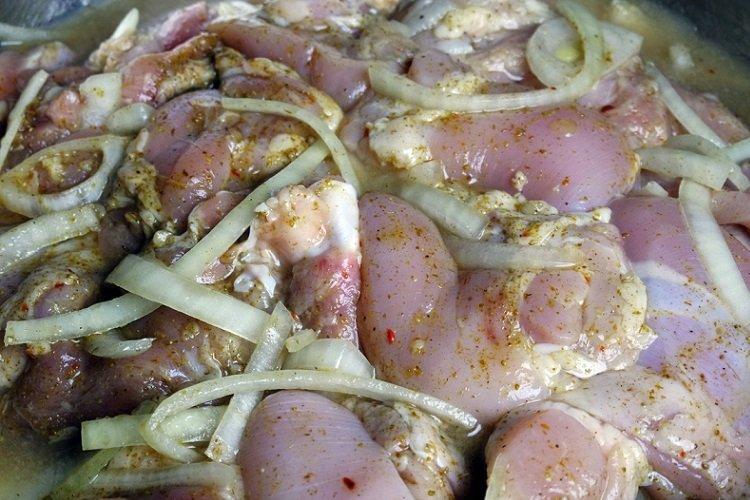 Une simple marinade à l'eau minérale pour brochettes de poulet