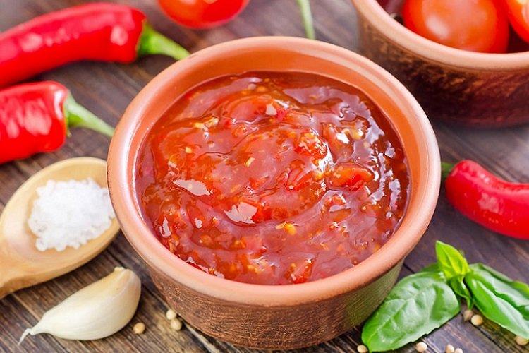 Purée de tomates et marinade au basilic