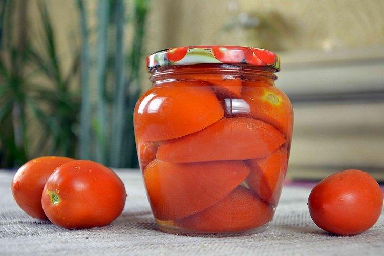 Tomates marinées dans des quartiers de vinaigre de vin