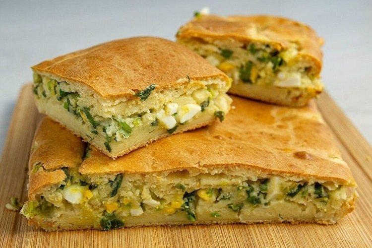 Tarte gelée avec oeuf et oignons verts sur kéfir