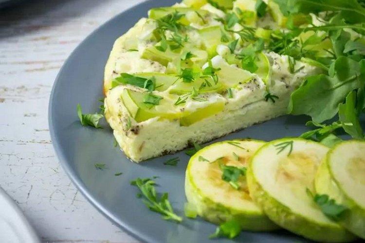 Omelette aux courgettes et herbes dans une poêle