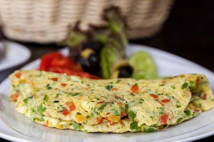 Omelette aux courgettes, tomates et poivrons