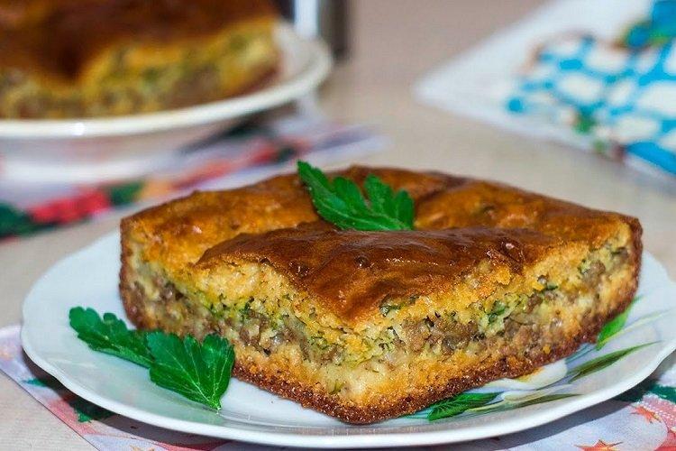 Tarte au kéfir avec de la viande et des oignons