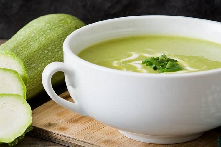 Soupe de courgettes classique à la crème
