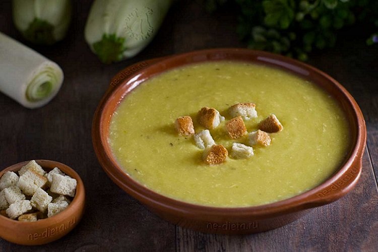 Soupe de purée de courgettes aux croûtons et à l'ail