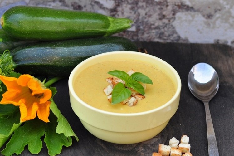 Soupe épicée aux courgettes