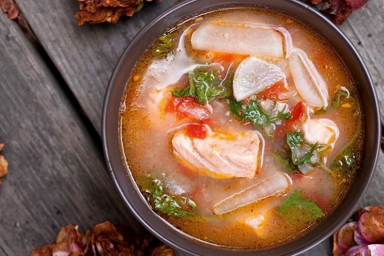 Soupe de poisson rouge aux tomates et radis