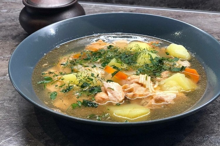 Une recette simple de soupe de poisson avec poisson rouge et pommes de terre