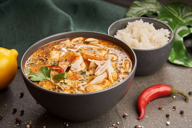 Tom miam avec riz et poulet