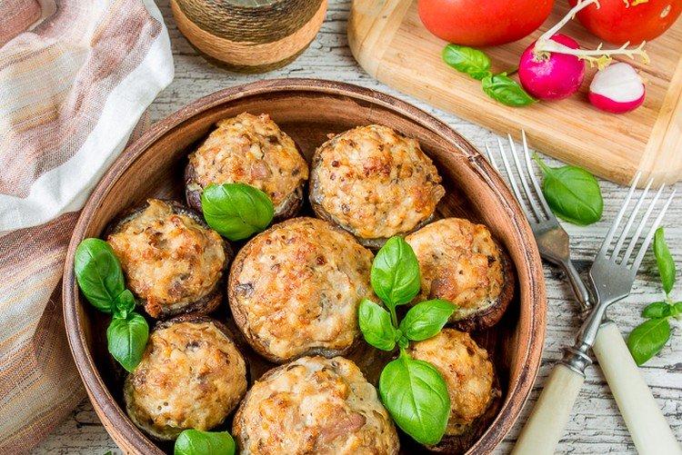 Champignons farcis - Plats chauds pour les recettes d'anniversaire