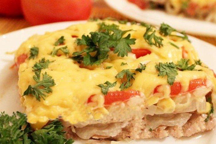 Porc dans un manteau de fourrure - Plats chauds sur les recettes de table de fête