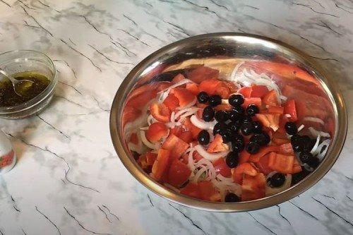 Salade grecque au basilic - Recette pas à pas