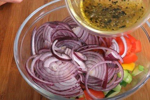 Salade grecque avec vinaigrette à la moutarde et au miel - recette étape par étape