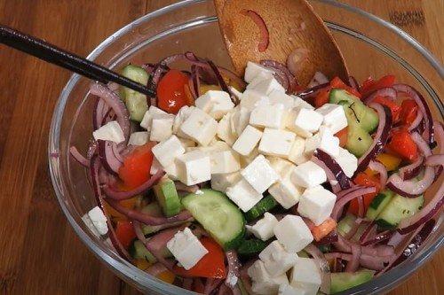 Salade grecque avec vinaigrette à la moutarde et au miel - recette étape par étape