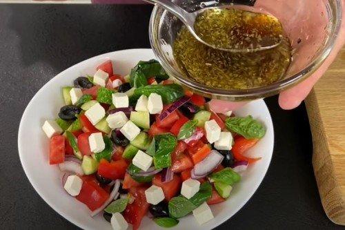 Salade grecque au vinaigre balsamique - Recette étape par étape