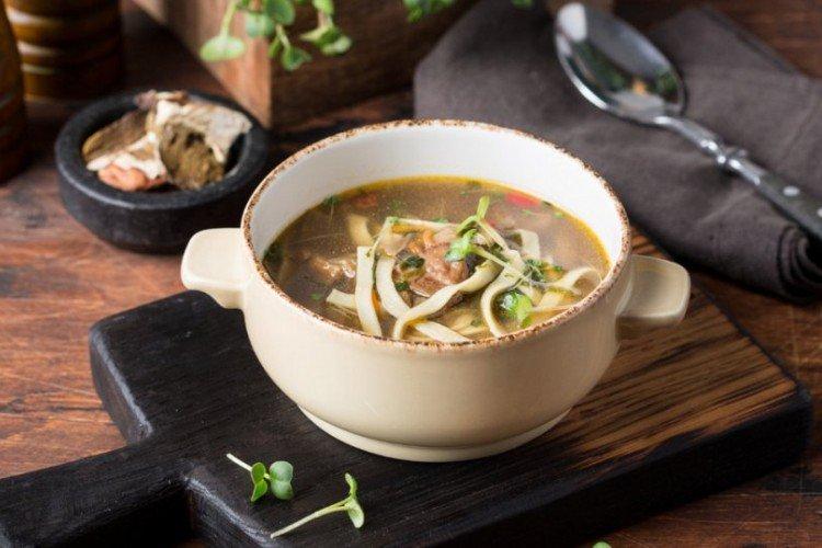 Soupe de champignons aux cèpes avec nouilles et thym - recettes