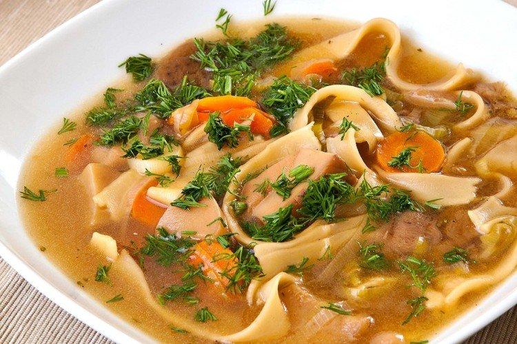 Soupe de champignons aux cèpes dans un bouillon de poulet - recettes