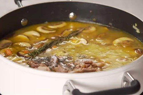 Soupe de champignons aux champignons et poulet - une recette étape par étape