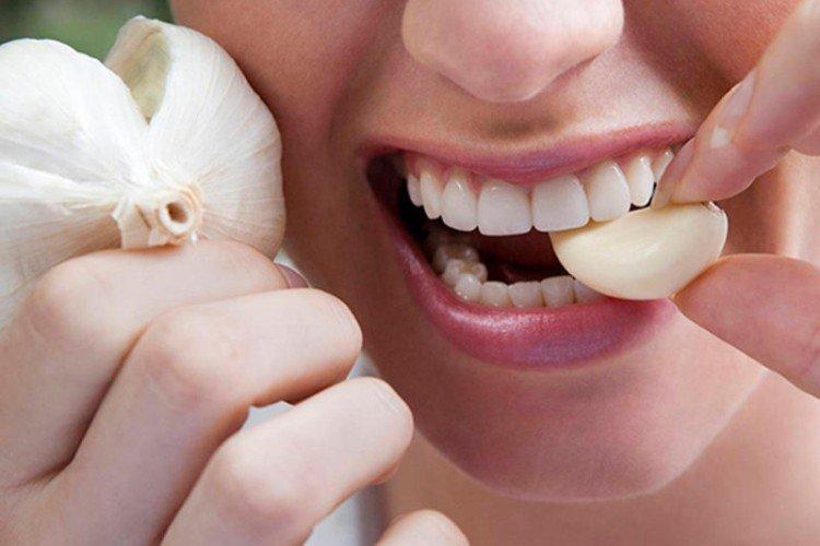 Comment se débarrasser de l'odeur d'ail et d'oignons de votre bouche