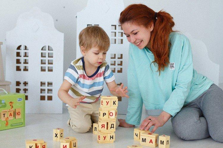 Cubes et cartes - Comment apprendre à lire à un enfant