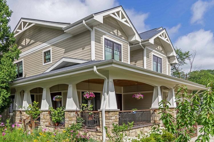 Comment décorer le porche d'une maison privée - Porche-terrasse avec clôture