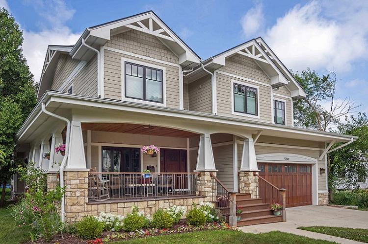 Comment décorer le porche d'une maison privée - Porche-terrasse avec clôture