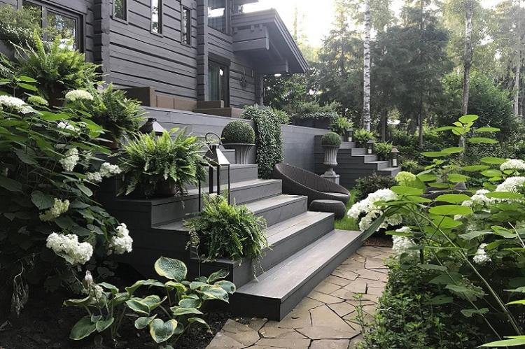 Comment décorer le porche d'une maison privée - Porche avec parterres de fleurs