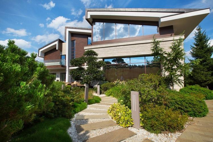 Comment décorer le porche d'une maison privée - Porche avec parterres de fleurs