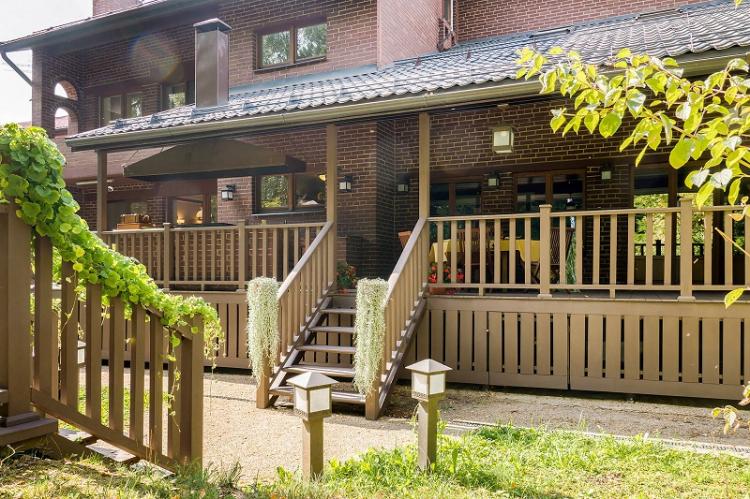 Comment décorer le porche d'une maison privée - Porche avec parterres de fleurs