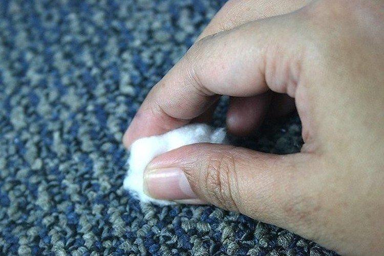 Comment enlever les taches grasses d'un tapis à la maison