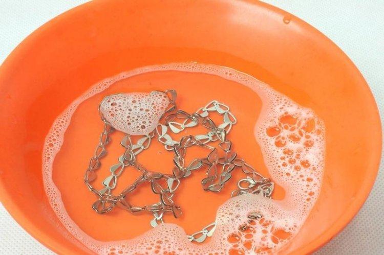 Solution de savon - Comment nettoyer l'argent à la maison