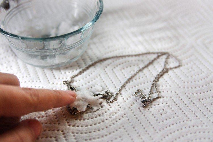 Craie et ammoniaque - Comment nettoyer une chaîne en argent à la maison