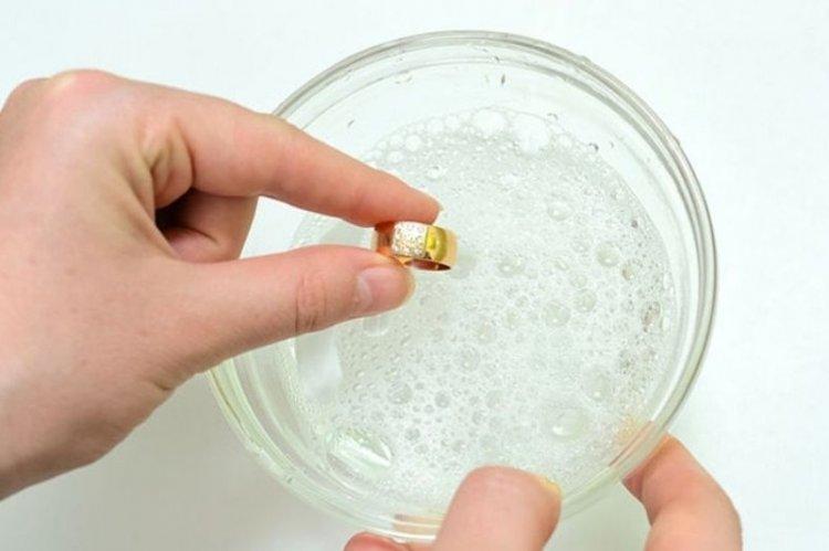 Liquide vaisselle - Comment nettoyer l'or à la maison