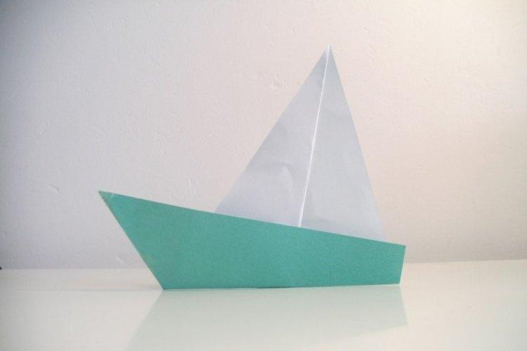 Yacht en origami en papier bricolage