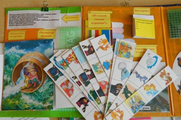 Un ordinateur portable sur un livre de vos propres mains - comment faire