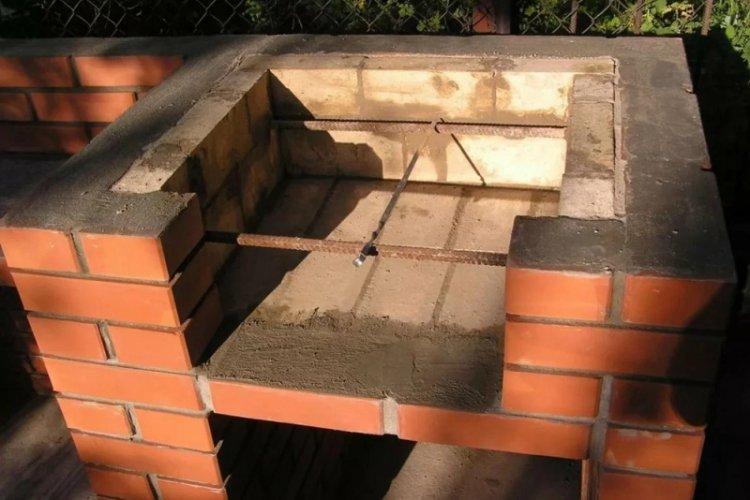 Barbecue fixe à faire soi-même en briques
