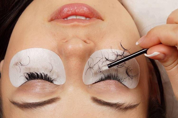 Debonder - Comment enlever les extensions de cils à la maison