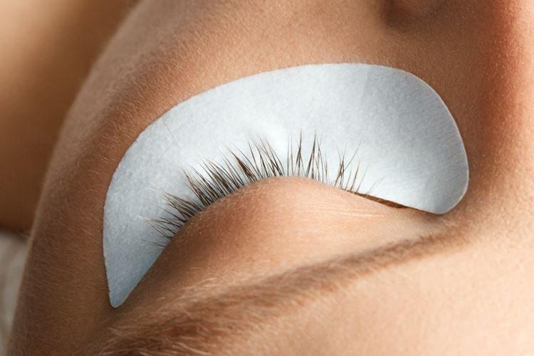 Remover - Comment enlever les extensions de cils à la maison