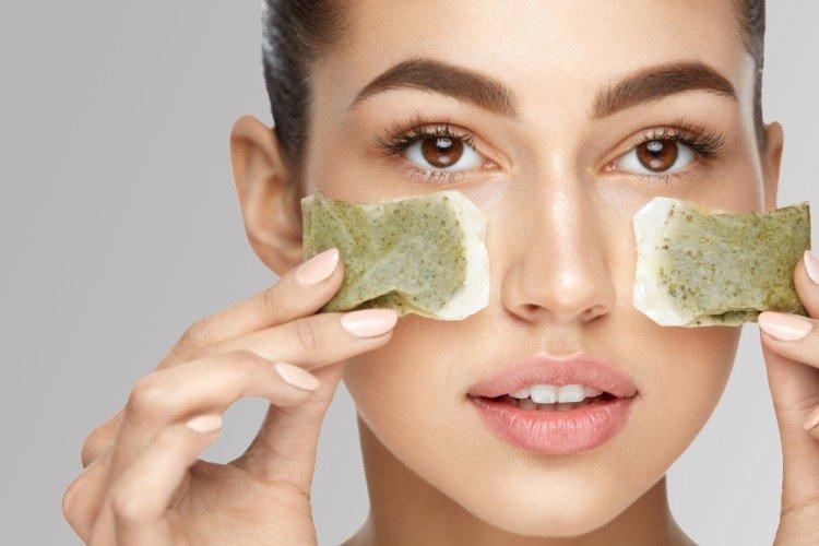 Sachets de thé congelés - Comment enlever les poches sous les yeux à la maison