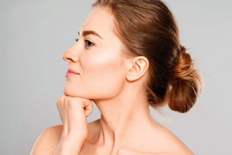 Menton sur les poings - Comment enlever un double menton à la maison