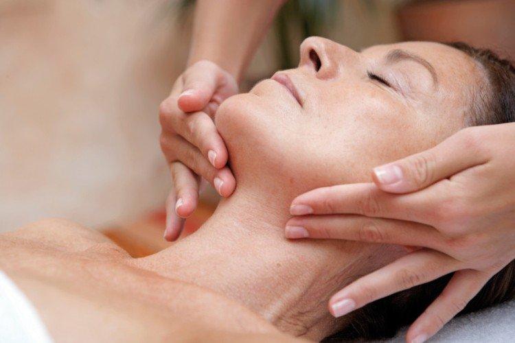 Massage drainage lymphatique - Comment enlever un double menton à la maison