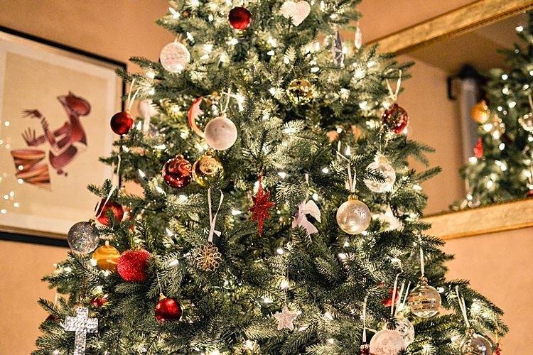 Comment décorer un sapin de Noël pour le Nouvel An 2021 - photos et idées